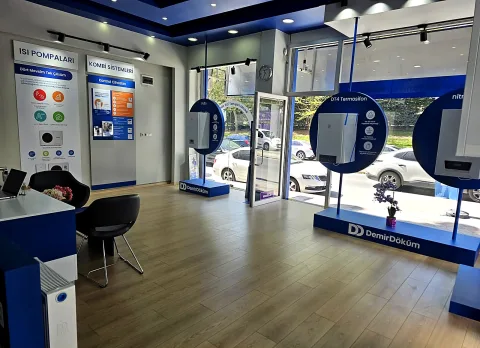 Showroom iç mekânı: ısı pompası ve kombi sistemleri panoları, termosifon teşhir standı